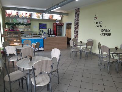 Veikianti greito maisto užkandinė - kebabinė.