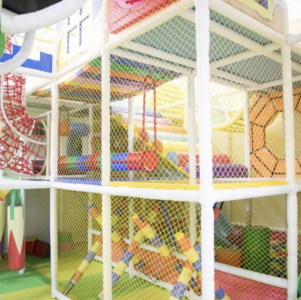 Skubiai parduodamas vaikų žaidimų kambario - šeimos kavinės verslas